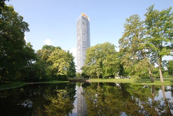 Der Post Tower aus Richtung Rhein.
